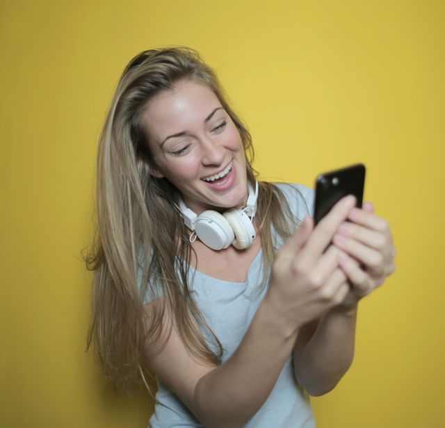 Perché i “follower a 7 euro” distruggono il tuo profilo (e qual è l’unica alternativa reale)